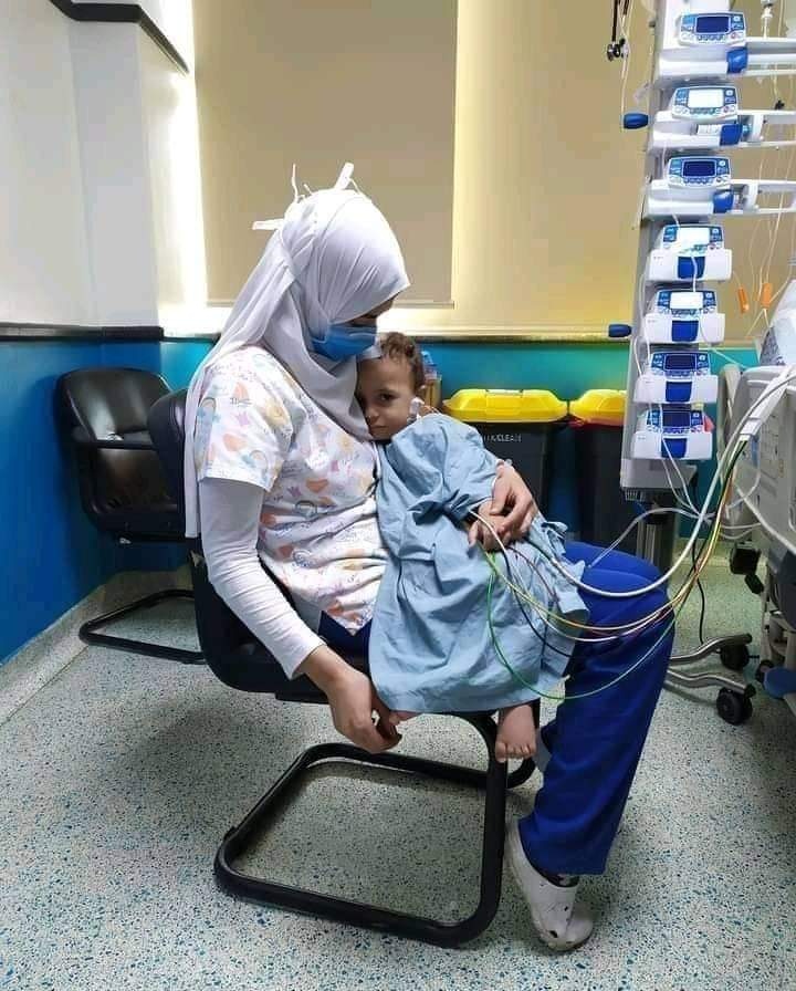 ScreenMix's tweet photo. صورة متداولة لممرضه من مصر وهي تحتضن تلك الطفلة المريضة وتنام من التعب https://t.co/bQs7HINeZy