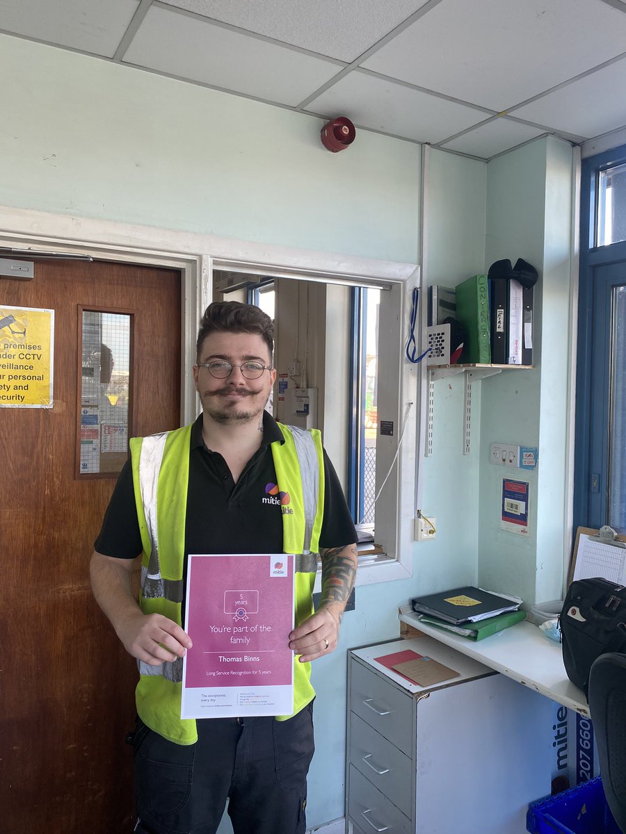 Mitie_Max's tweet image. Happy to present Thomas Binns with his 5 Year Service Certificate.

Tom has dedicated these years to the client site he works on establishing himself as a Senior Officer and backbone of the team

Here’s to another 5

#5YearsService
@MitieSecurity 
@JohnTaylorSec 
@FrancisWoodsmi1