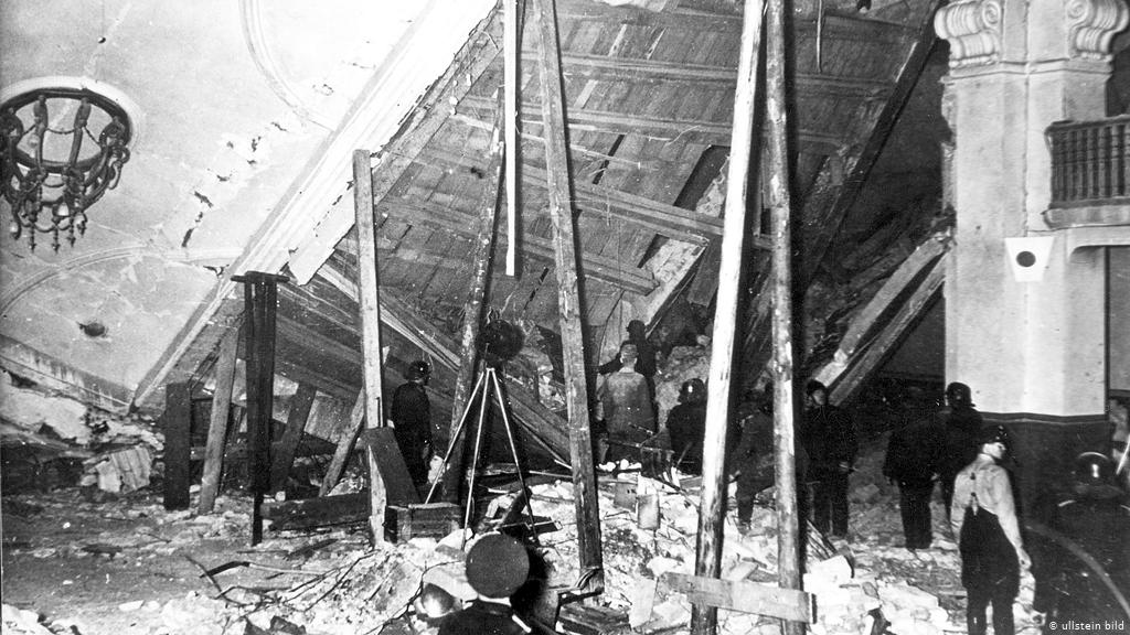 tuCpakoa's tweet photo. Le 8 novembre 1939, Johann Elser veut assassiner Hitler !
Il fabrique une bombe qu'il place dans la brasserie où Hitler a rdv le soir.
À 21h20, la bombe explose !
7 nazis meurent... mais pas Hitler. Il était parti 13 min plus tôt prendre son train, afin d’éviter les intempéries. https://t.co/WHqA3yoKg9
