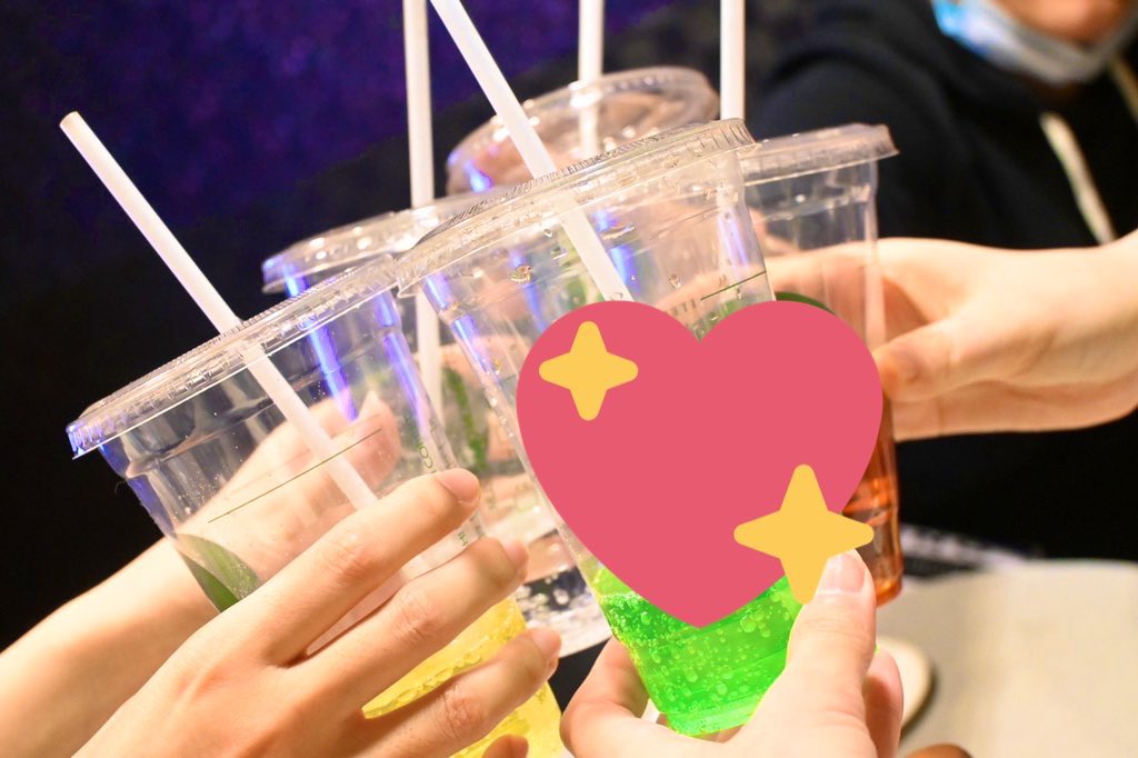 先日昔からの友人達が自分の連載を祝してなんとお祝い会をしてくれました😭ケーキに沢山のプレゼントまで頂いてしまい、そしてかわいすぎるあつ子と神崎のイラストまで描いてくれて…!!幸せすぎて夢みたいな1日でした この日丸ごと全部私の宝物です 一万回感謝しても足りないよ!ありがとう!!!