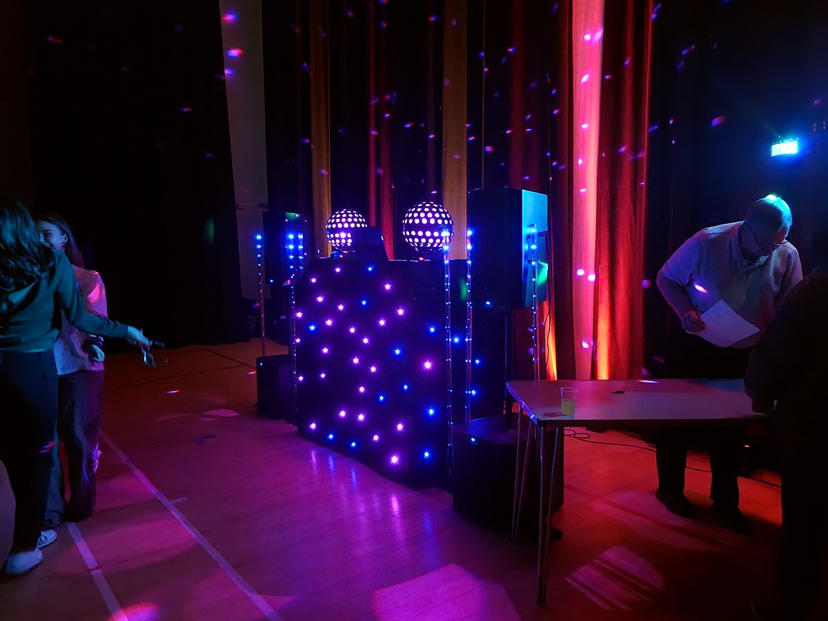 wychwoodschool's tweet photo. On Friday we held an LTs and UTs Social with @MCSOxford. After a short ice-breaking activity, the boys and girls had supper together and shared some disco fun in the hall.
#social #discofun #year9 #year10 https://t.co/bvsX1Zroen