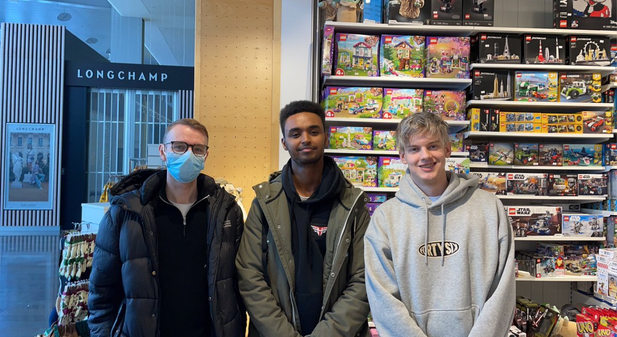 Hittum <a href="/caspercadiaN/">cadiaN</a> og <a href="/refrezhCS/">9INE refrezh</a> á flugvellinum. Geggjaðir gæjar!