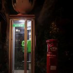 深夜に見かけたらドキッとしそう･･･!とある電話ボックスの写真が話題に!