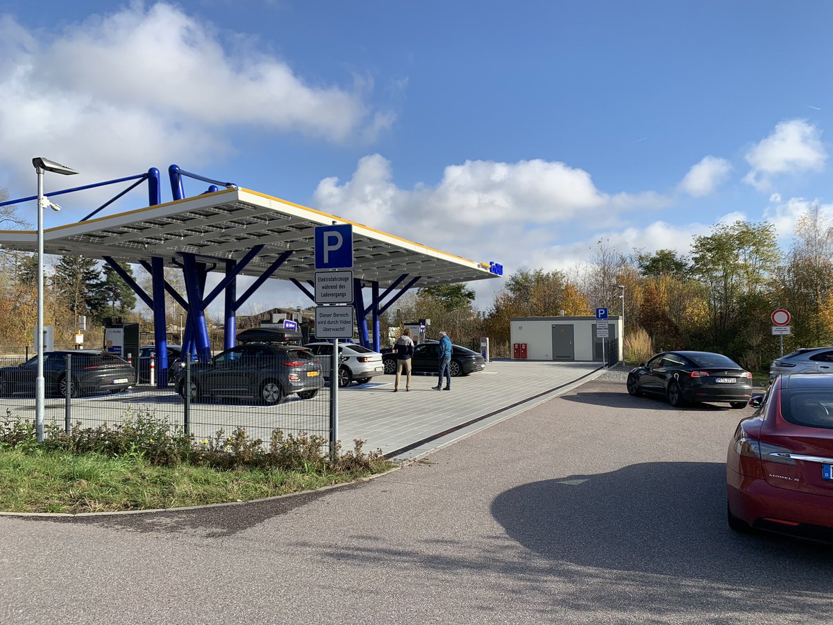 Juergen_Leicht's tweet photo. Hallo #EnBW. Denkt ihr schon über Erweiterungen eurer Ladeparks nach? In Rutesheim gabs heute schon Wartezeiten. 😊 https://t.co/Jo4XlSPI8K