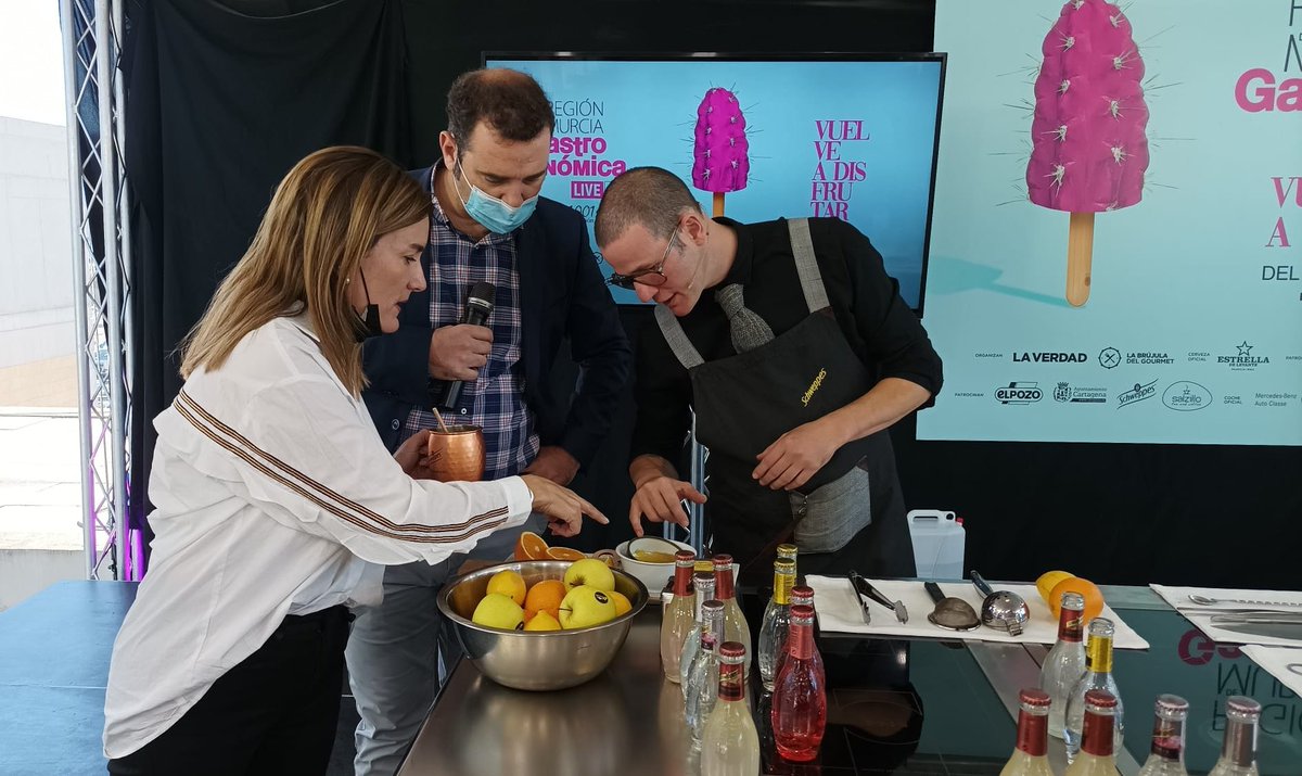 Alberto Pizarro pone el punto cóctel de esta última jornada con su 'Coctelería con mixer como apuesta Gastronómica'.
#RegióndeMurciaGastronómica21