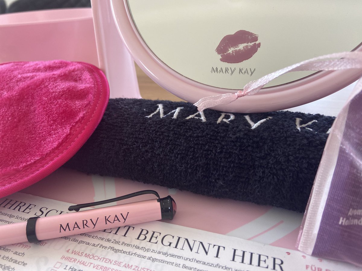 taddyfeesworld's tweet photo. Freundinnen Abend mit Mary Kay 💗 zwei Mädel kamen zu mir nach Hause und durften bei einer gemütlichen Atmosphäre die Produkte testen 🧖🏼‍♀️ hatten Zwit für sich und eine Menge Spaß dabei 🥂😍✨#beautyzeit #wellness #beautybff https://t.co/rIeoxC0hoh