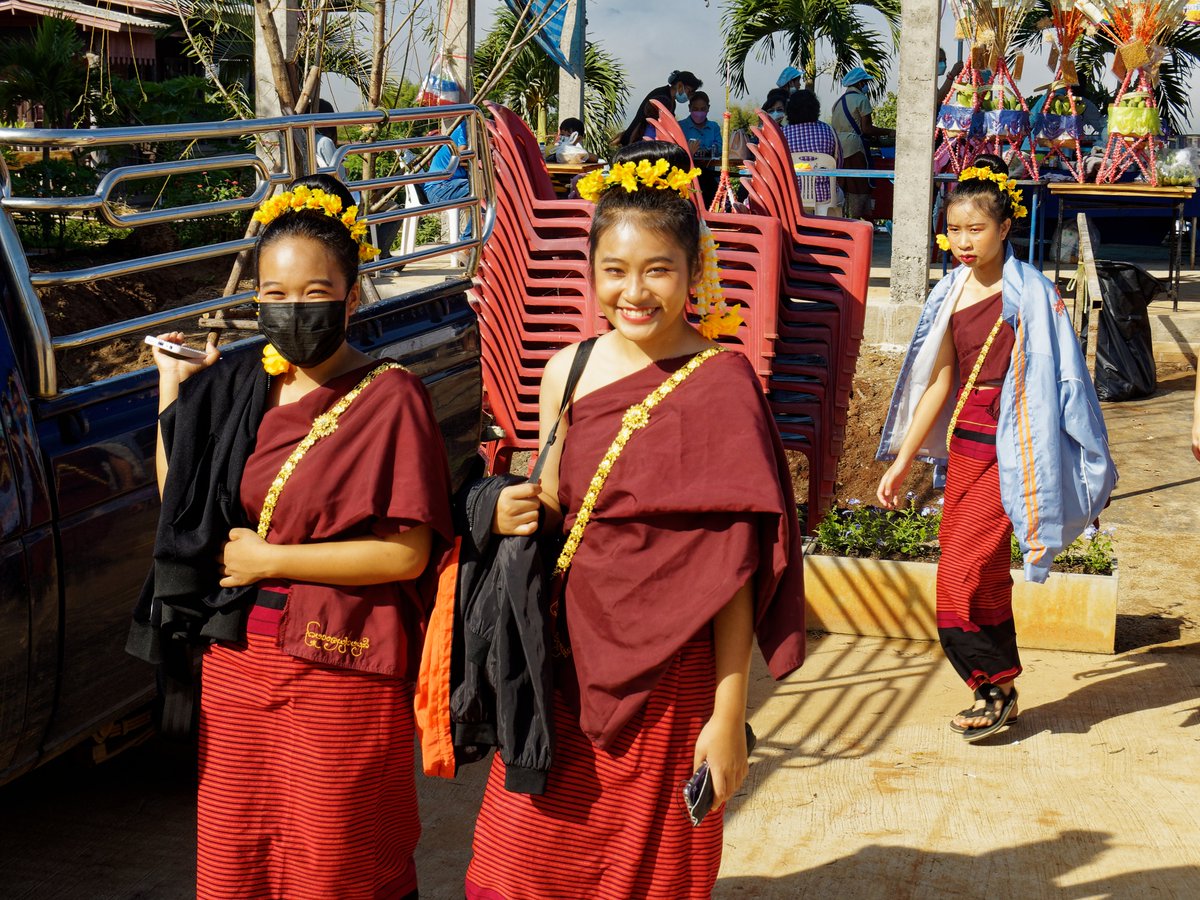 IanWheldale's tweet photo. Thailand isn't called the land of smiles for nothing! #thaidancers #thaidancing #traditionalthaidress #ruralthailand #thailadies #beautifulthailand #chiangrai #wiangpapao #buddhistceremony https://t.co/neXc0SZcp3