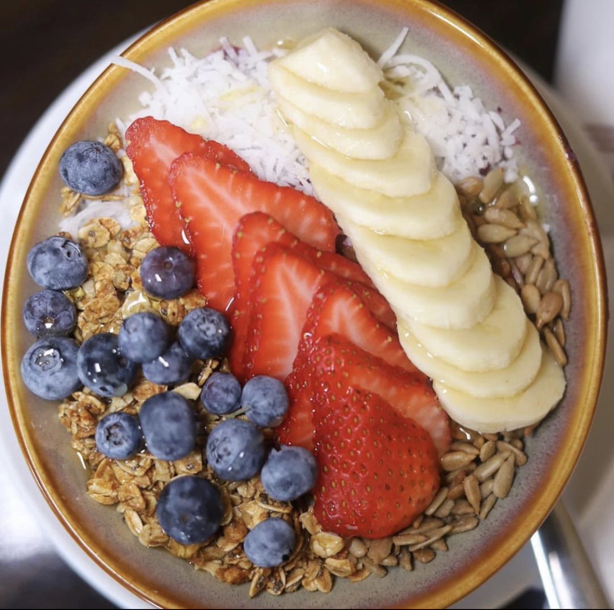 KanelaCafe's tweet photo. Does your Monday need a refresher? We gotchu. Stop in for a refreshing & delicious Açaí bowl.
#acai #acaibowl #refreshing #superfood #superfoods #superfoodideas #lightbreakfast
#breakfast #brunch #chicago #chicagobrunch #chicagobrunchclub #chicagobreakfast #chifood #chifoodie https://t.co/eQIuft8QOE