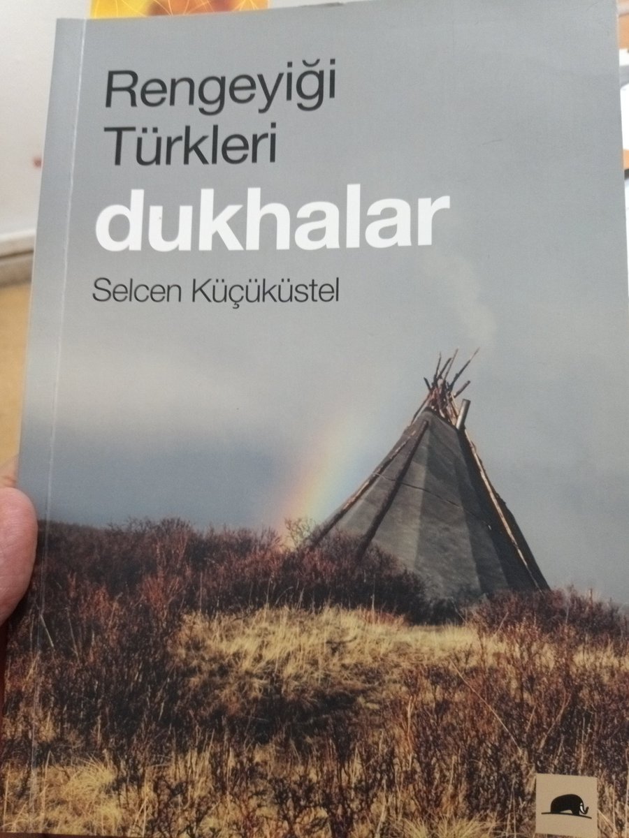 AlestaViramerih's tweet photo. Dukhalar ölülerini "havaya gömme" usulüyle vahşi hayvanların yemesi için doğaya bırakırlar. Tıpkı rengeyiklerinin ya da av hayvanların etlerini insanlara sunması gibi, onlar da etlerini hayvanlara sunarlar. Bu şekilde döngü tamamlanır ve hak yerini bulur.(S.130)
#Animizm https://t.co/uq5VDatEZK