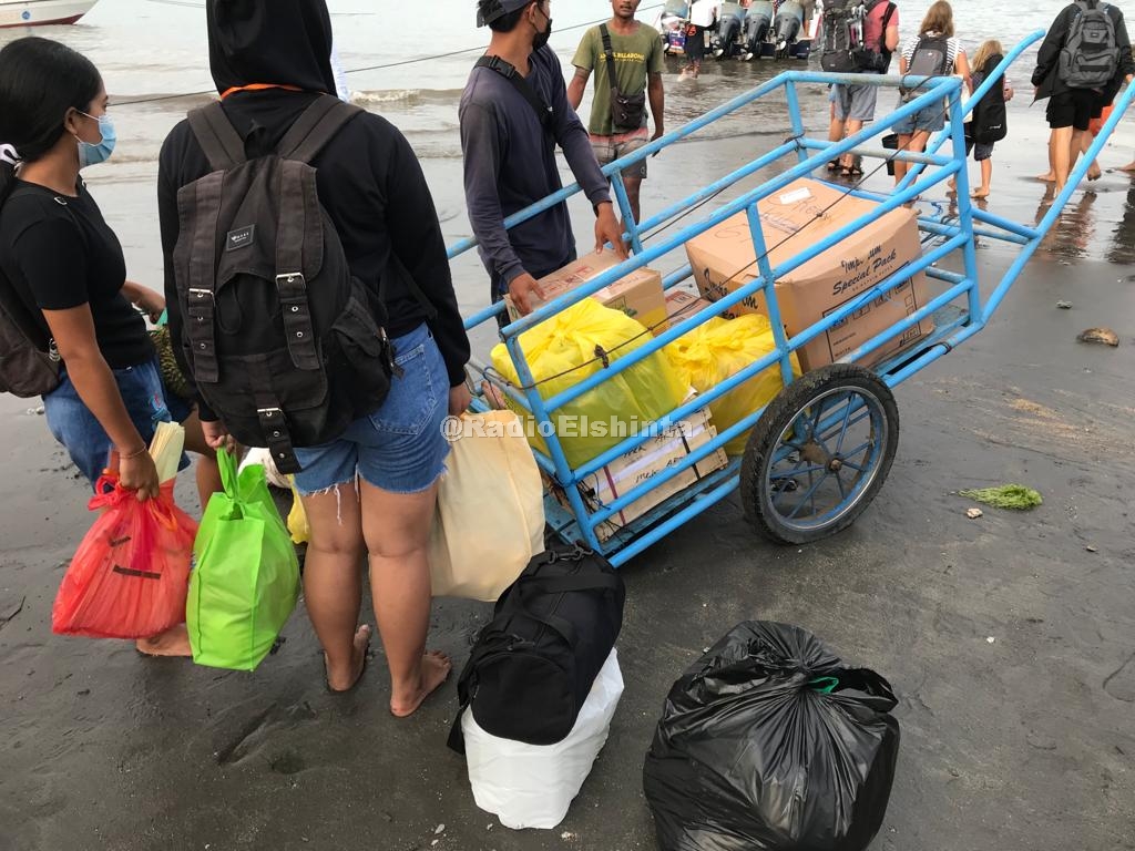 RadioElshinta's tweet photo. Jelang libur Hari Raya Galungan Umat Hindu di Bali selama 3 hari mulai Selasa besok, kepadatan penumpang mulai terlihat di lokasi penyeberangan kapal boat di kawasan Pantai Matahari Terbit Sanur, Kota Denpasar, Senin (8/11). (Ekl) #JoinToElshinta https://t.co/2AIpJFXjp5