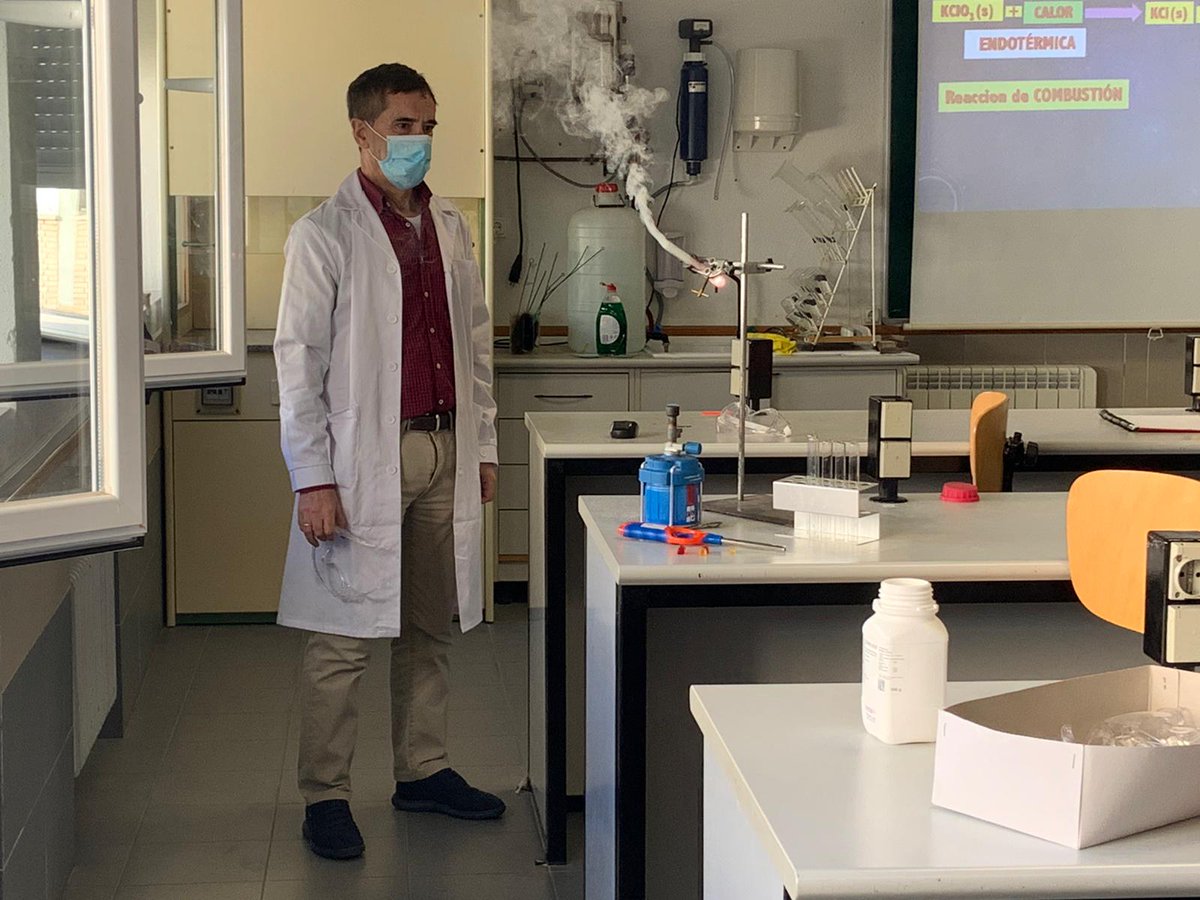 CREE_CYL's tweet photo. El alumnado de ESO de Soria del #ProgramaExtracurricularAACC en el taller "Introducción al método científico" investigan a través de experiencias, los principios físicos que hay detrás de ellas.Gracias al @iescastilla y al profesorado por acercar la ciencia al alumnado
@educacyl https://t.co/8cTHc8xGQu
