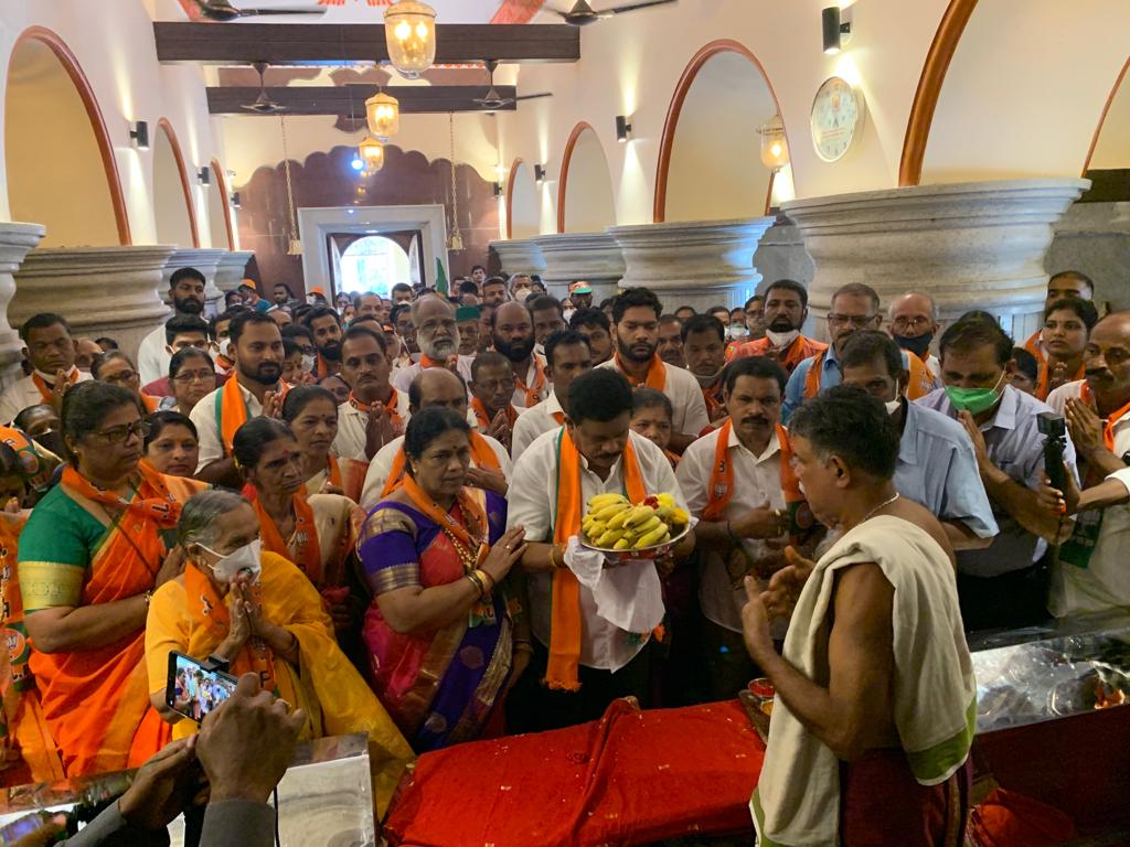 bjpmandrem's tweet photo. Mandrem MLA &amp; GTDC Chairman Shri. @DayanandSopte sought blessing of Shree Devi Bhagwati, Parcem and started his Jan Sampark Abhiyan from Parcem with his thousands of supporters including ZP Member Shri. Manohar Dhargalkar and others

#sopte4mandrem #bjponceagain #22in22+ #bjp4goa https://t.co/K3fCxrIXto