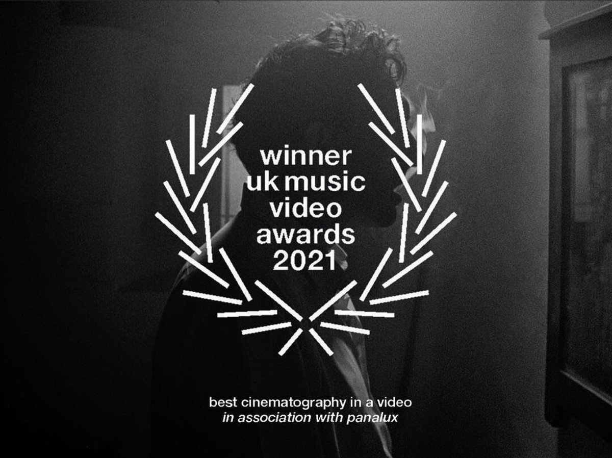 Califato 3/4 (@califato_3x4) on Twitter photo ¡El videoclip de 'Fandangô de Carmen Porter' gana un premio en los <a href="/ukmvas/">UK MusicVideoAwards</a>!
🎇Enhorabuena a todxs lxs que lo hicieron posible🎇
۞#ercalifatoçaêttableçío۞ ¡El videoclip de 'Fandangô de Carmen Porter' gana un premio en los <a href="/ukmvas/">UK MusicVideoAwards</a>!
🎇Enhorabuena a todxs lxs que lo hicieron posible🎇
۞#ercalifatoçaêttableçío۞