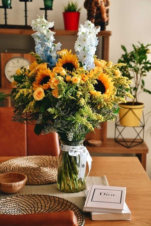 FlowersDirectME's tweet photo. Brighten up your work space with these colorful weekly flower arrangement #flowers #weeklydelivery #subscriptions https://t.co/76HhvkeFSt