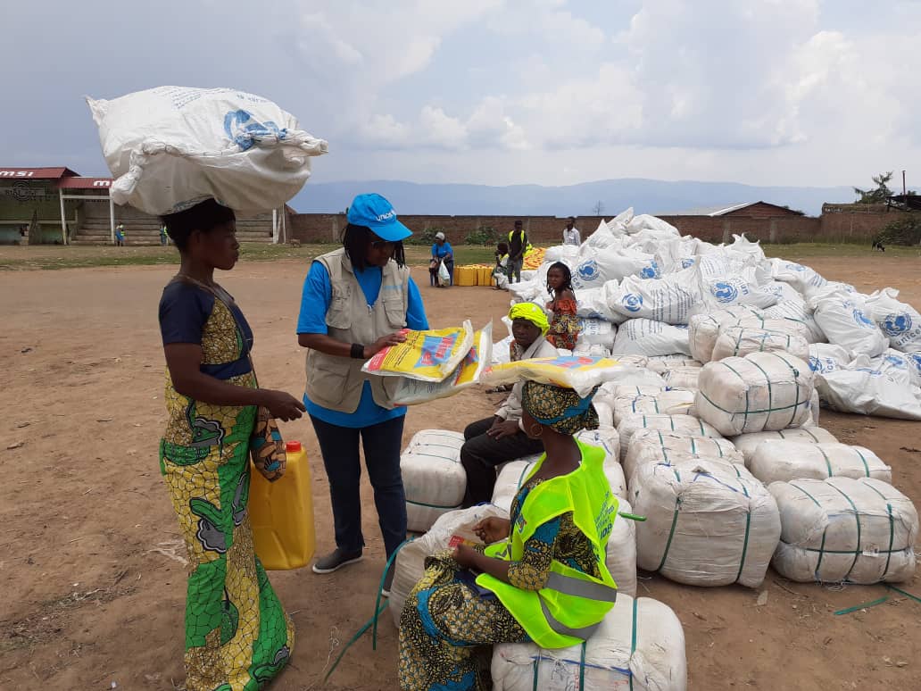 UNICEFDRC's tweet photo. Des articles d’urgence et des biscuits énergétiques ont été distribués par l’UNICEF et @WFPDRC à plus de 1.500 familles déplacées dans le territoire de Fizi, province du Sud-Kivu, grâce au soutien de @USAIDSavesLives, @GermanyDiplo, @UNCERF, @Sida et @MofaJapan_en https://t.co/0Qn8WZ3LKA
