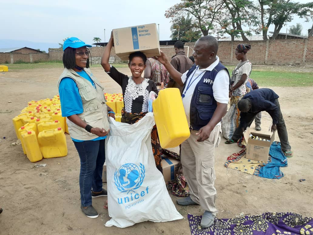 UNICEFDRC's tweet photo. Des articles d’urgence et des biscuits énergétiques ont été distribués par l’UNICEF et @WFPDRC à plus de 1.500 familles déplacées dans le territoire de Fizi, province du Sud-Kivu, grâce au soutien de @USAIDSavesLives, @GermanyDiplo, @UNCERF, @Sida et @MofaJapan_en https://t.co/0Qn8WZ3LKA