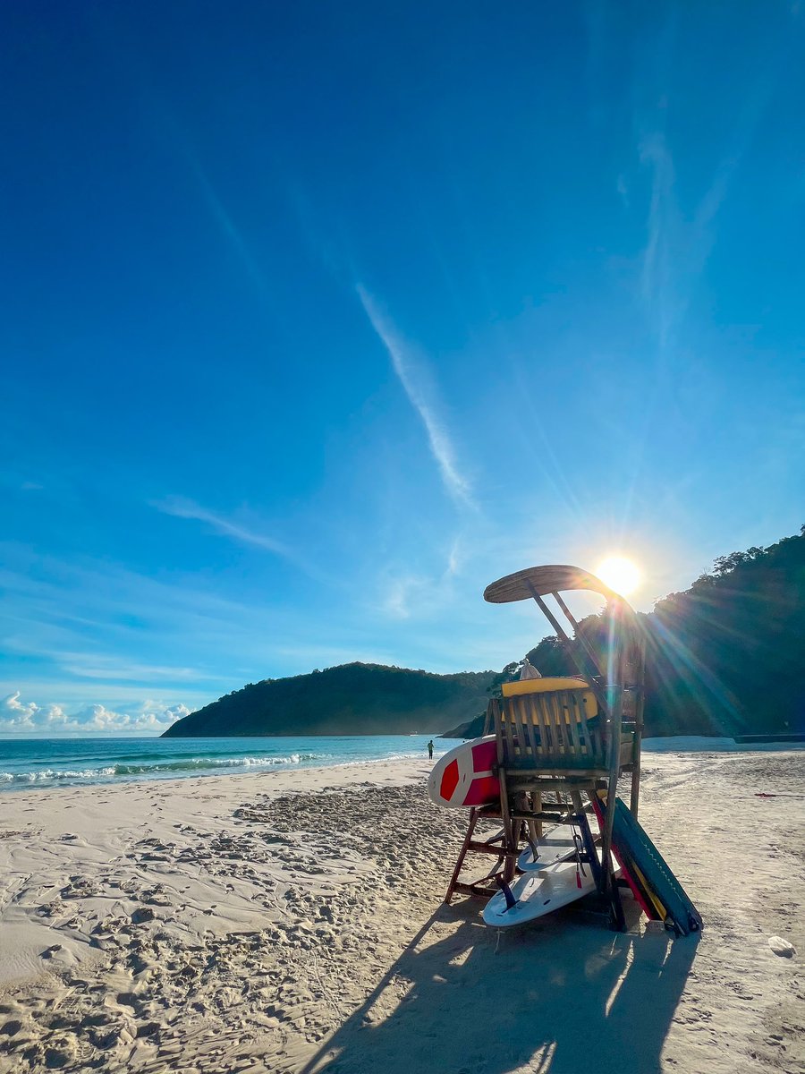 byzulfadhlizin's tweet photo. Makanan dia, for me yang tak picky aku rasa biasa. Tak ada lah sampai wow factor hahaha. Pilihan tak banyak sangat but ok lah.

Tapi pantai memang biru ons. Orang kata kalau tak musim tengkujuh lagi biru crystal. Aku pergi time tengkujuh pun bagi aku dah cantik haha. https://t.co/D8V4qze4rx