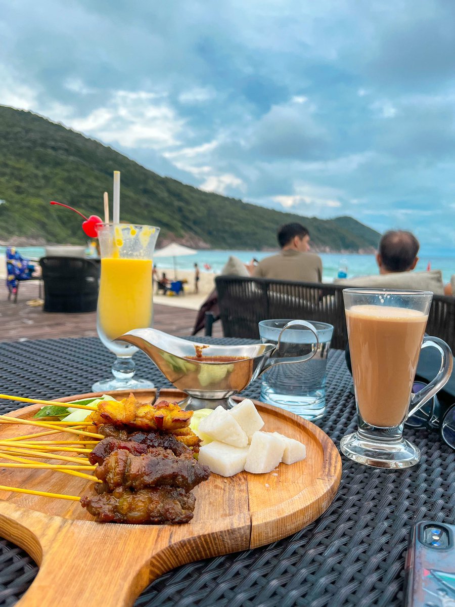 byzulfadhlizin's tweet photo. Makanan dia, for me yang tak picky aku rasa biasa. Tak ada lah sampai wow factor hahaha. Pilihan tak banyak sangat but ok lah.

Tapi pantai memang biru ons. Orang kata kalau tak musim tengkujuh lagi biru crystal. Aku pergi time tengkujuh pun bagi aku dah cantik haha. https://t.co/D8V4qze4rx