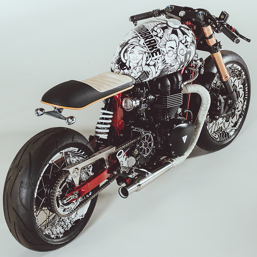 TheDailyRideUp's tweet photo. “Kickflip”

A 2011 Triumph Thruxton by @roguemotorcycles 

Grab Bag!
* 865cc
* YSS Mono shock conversion
* Skateboard deck seat
* Moose tail light and signals 
* Suzuki GSX R1000 forks
* Motogadget Speedo
* Cognito Moto conversion hub
* Pirelli Supercorsa tyres

#therideup #moto https://t.co/zUTubeVzq2