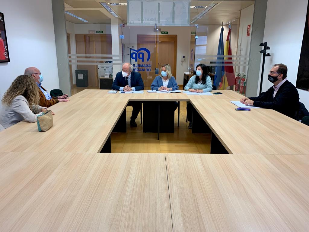 mayoresceate's tweet photo. Desde CEATE queremos agradecer a @MariMarBlanco_, @bravosanchezm, @corralcpedro  y @fernavillalain  la interesante reunión en @PPAsamblea, donde bordamos la labor social y cultural de nuestros Voluntarios culturales Mayores y las posibles vías de colaboración entre CEATE y la CAM https://t.co/jLPawDPSfT