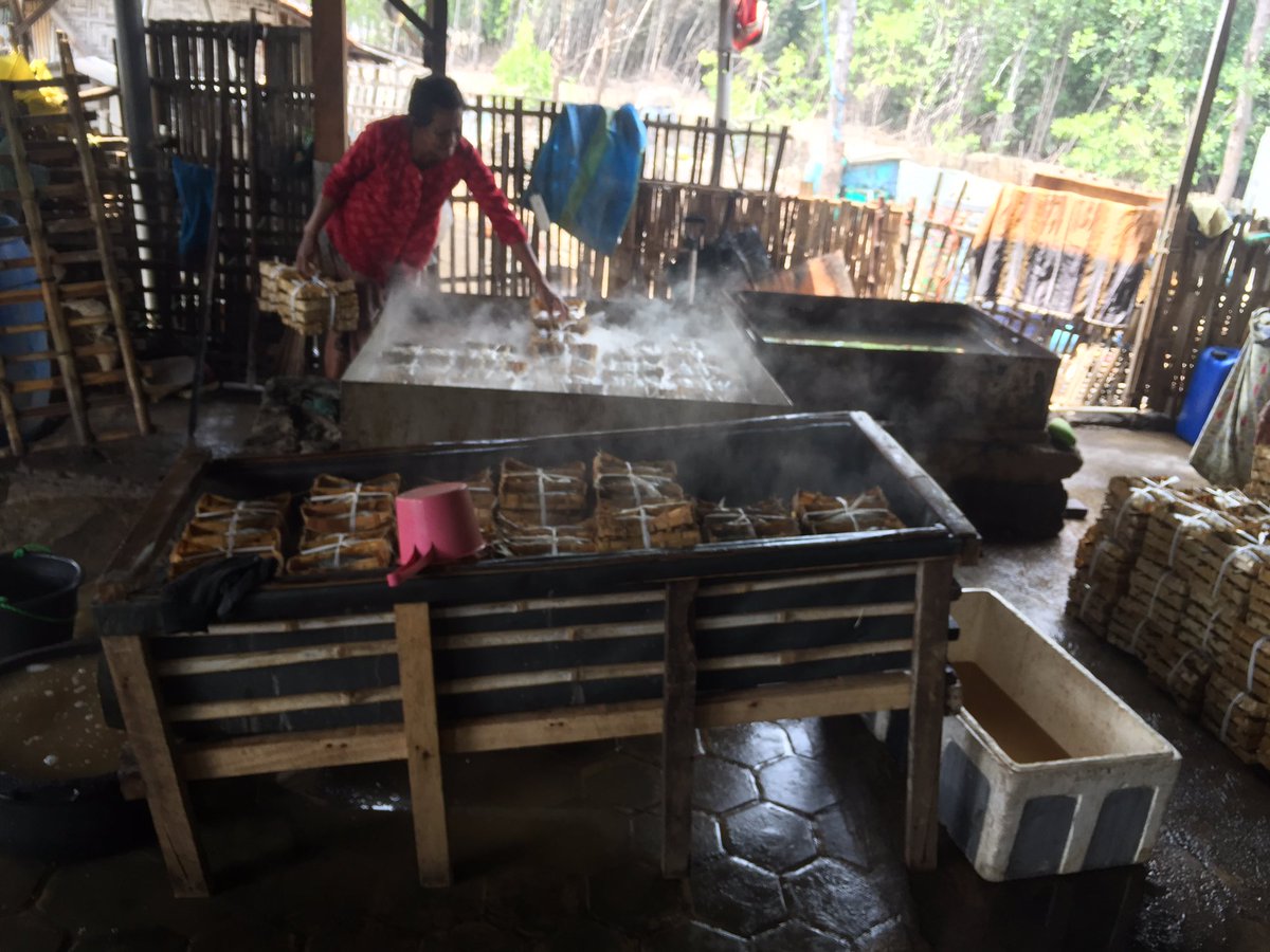HamdibinAhmad's tweet photo. Senin,8/11/21 AbdulHamdi PPB Situbondo di poklahsar Mina Bangkit Ds Ketah Kec Suboh proses pemindangan ikan sebanyak 1 ton hrg 35.000/renteng.#GiatluhkansatminkalBanyuwangi @brsdm_kp @kkpgoid @bppp_banyuwangi https://t.co/njPvUsX6Ce