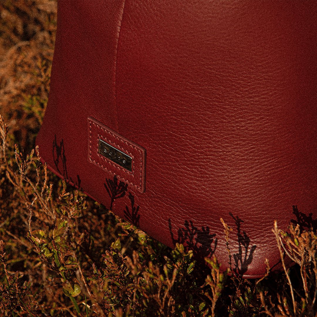 aoifelifestyle's tweet photo. Every stitch in its place, handcrafted by our Italian artisans to precision.
.
.
.
#handcrafted #bags #quality #functionalbags #irishdesign #irishfashion #cifd #handmade #aoifebags #aoifebrand #AOIFE #tote #sustainablefashion #healthyseas #craft #messenger #nature #cop26 #circul https://t.co/u7d0v3ESRn