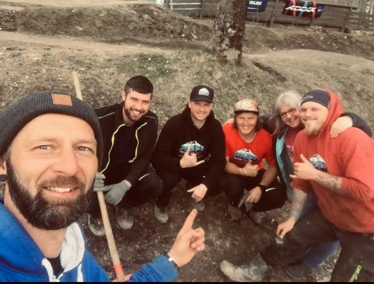 mtbzone_gkpf's tweet photo. Die Saison ist vorbei. Wir sagen DANKE! Für die schöne Zeit, für die Unterstützung, dass ihr so zahlreich gekommen seid. Ihr seid die Besten! ❤️Auf dem ersten Foto sind Jan, Yannick, Daniel, Pavel, Petra, Tobias. Philip auf dem Zweiten.
#mtbzone #bikepark #bikeparkgeisskopf https://t.co/7dX0rOqSBH