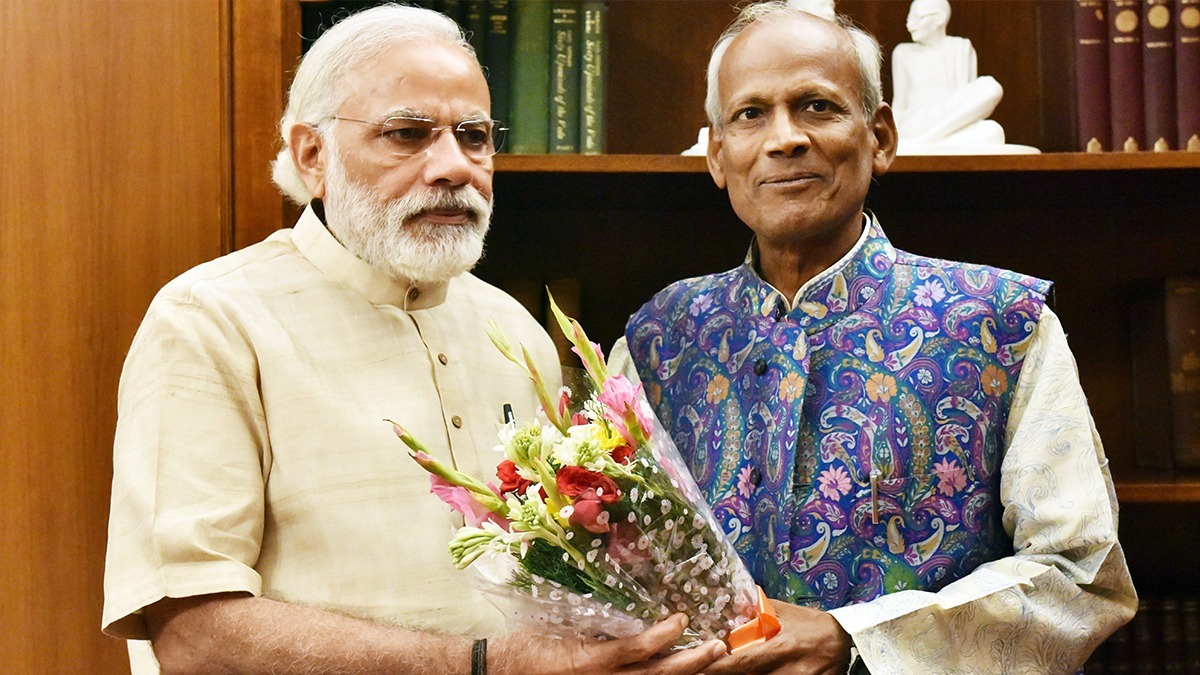AdityaSinghBJP_'s tweet photo. महात्मा गांधी ने कहा था "देश के विकास का मार्ग गांवों से होकर गुजरता है।" इसी विचार से प्रेरणा लेकर जयप्रकाश जी ने आदर्श गाँव योजना की शुरूआत की। गाँव के सभी वर्गों के बीच आज सूर्या फाउंडेशन के माध्यम से विभिन्न प्रकल्प चलाये जा रहे हैं।
@Suryafnd
#PadmashriJaiprakashji https://t.co/ghM1sdR0vD