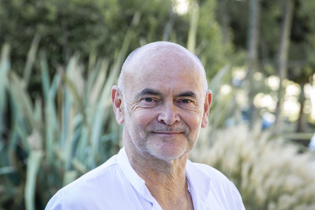 👁‍🗨 Découvrez le portrait du Docteur Eric Thomas, chirurgien vasculaire et thoracique. Il a rejoint l'hôpital Saint-Louis en juillet 2021. 
➡ ch-larochelle.fr/.../portrait-d…