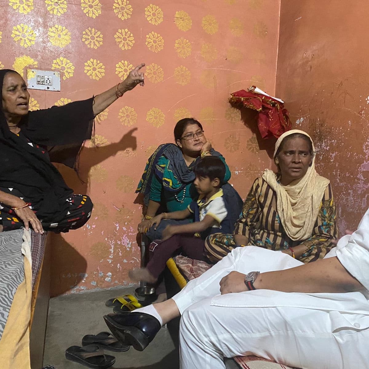 ParvinderLapran's tweet photo. ਹਰ ਵਰਕਰ ਮੇਰੇ ਪਰਿਵਾਰ ਦਾ ਹਿੱਸਾ ਹੈ ਉਹਨਾ ਦੀਆ ਖੁਸ਼ੀਆ ਗਮੀਆ ਮੇਰੀਆ ਹਨ। ਮੇਰੇ ਵਾਰਡ ਵਿੱਚ ਅੱਜ ਖੁਸ਼ੀਆਂ ਗਮੀਆਂ ਵਿੱਚ ਸਮੂਲੀਅਤ ਕੀਤੀ ਗਈ||
#ਮੇਰਾ_ਹਲਕਾ_ਮੇਰਾ_ਪਰਿਵਾਰ
#HalkaAtamNagar
#CongressForPunjab https://t.co/i4FIyrBsM5
