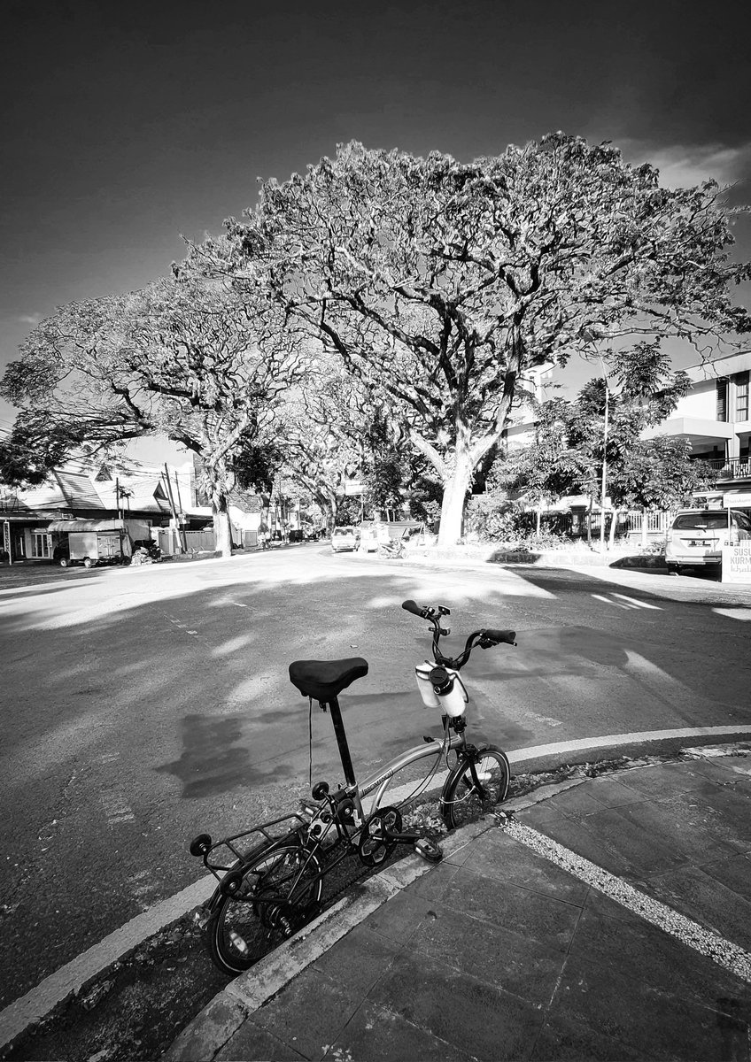 nadikadar's tweet photo. @piokharisma Bike in black and white #SetorFotoPio https://t.co/GZJX9ch5Ys