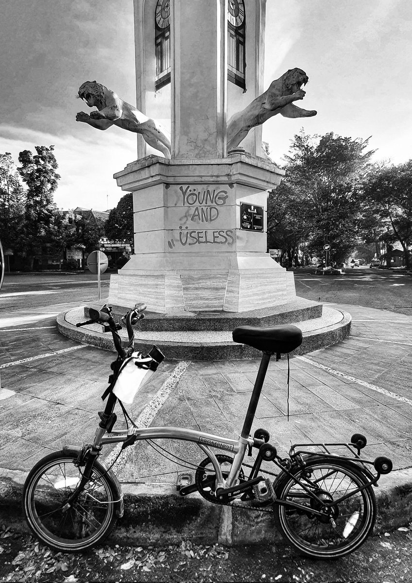 nadikadar's tweet photo. @piokharisma Bike in black and white #SetorFotoPio https://t.co/GZJX9ch5Ys