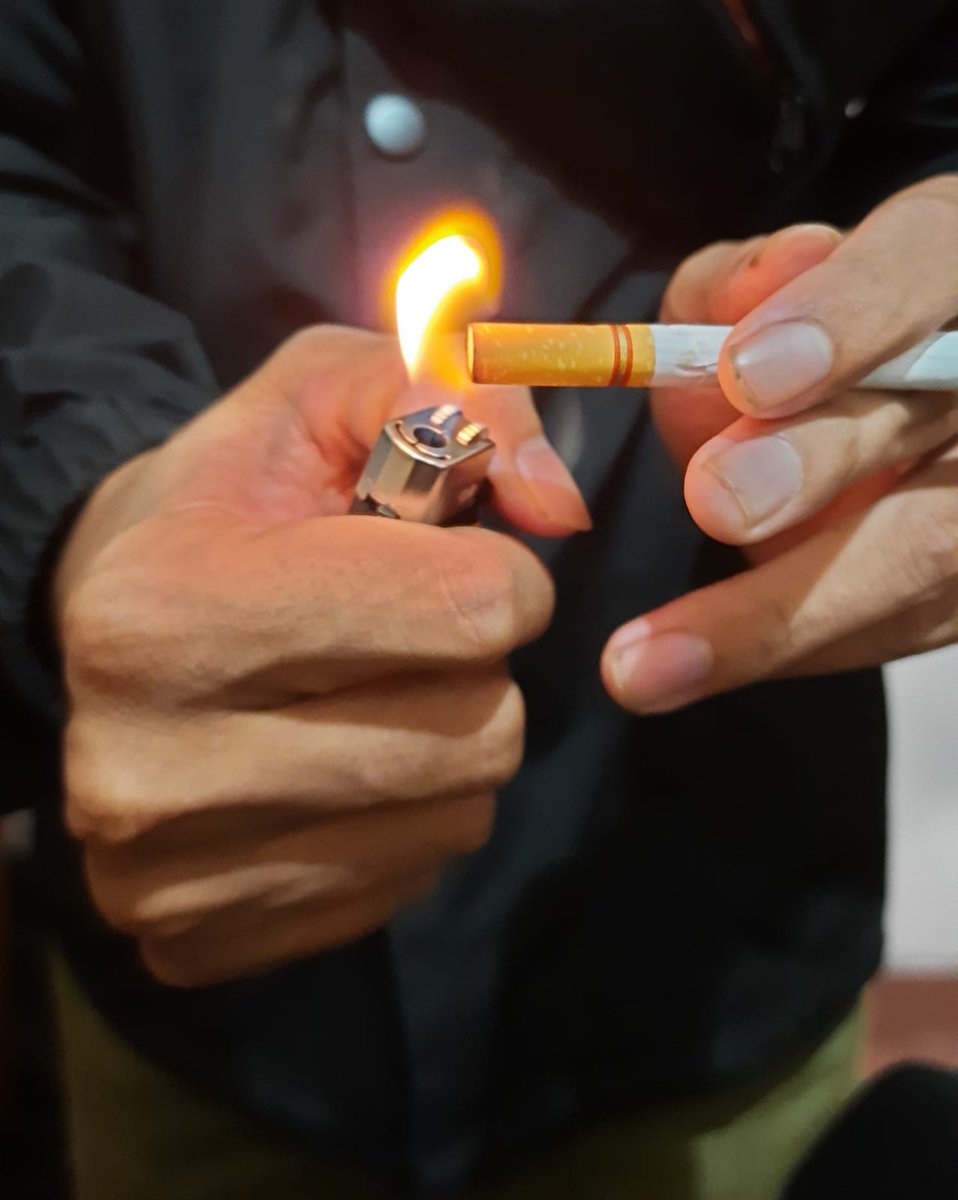 KomunitasKretek's tweet photo. Vibes 2000an ada yang suka bakar filter rokok?

Biar napasiiii... https://t.co/yhPiJHDPwK