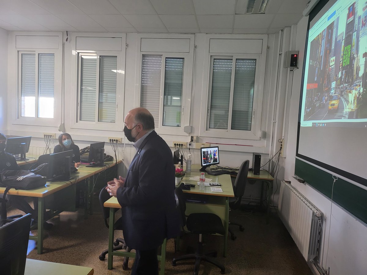 iesteveterradas's tweet photo. Toni García, president del grupo DOGA @femcat, ens parla avui de que és un empresari i quins són els seus problemes i inquietuds. Xerrada súper interesant que ens apropa el valors que aporten les empreses a la societat #MES1 #DAS1. Moltes gràcies¡¡ https://t.co/SsndB2nAm5