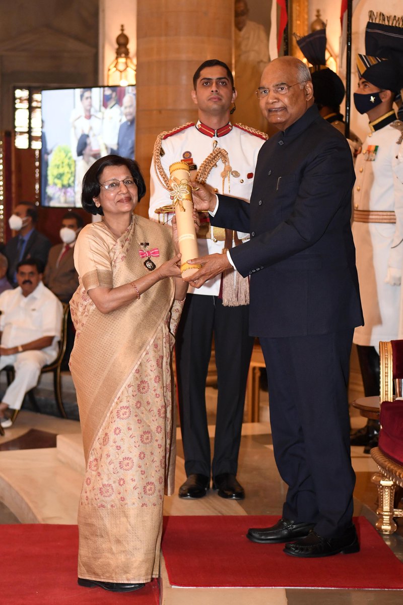rashtrapatibhvn's tweet photo. President Kovind presents Padma Shri to Dr Meenakshi Jain for Literature and Education. She is a historian who has authored several books presenting a fresh perspective on complex issues of Indian history. https://t.co/XDKQf5Ma9S