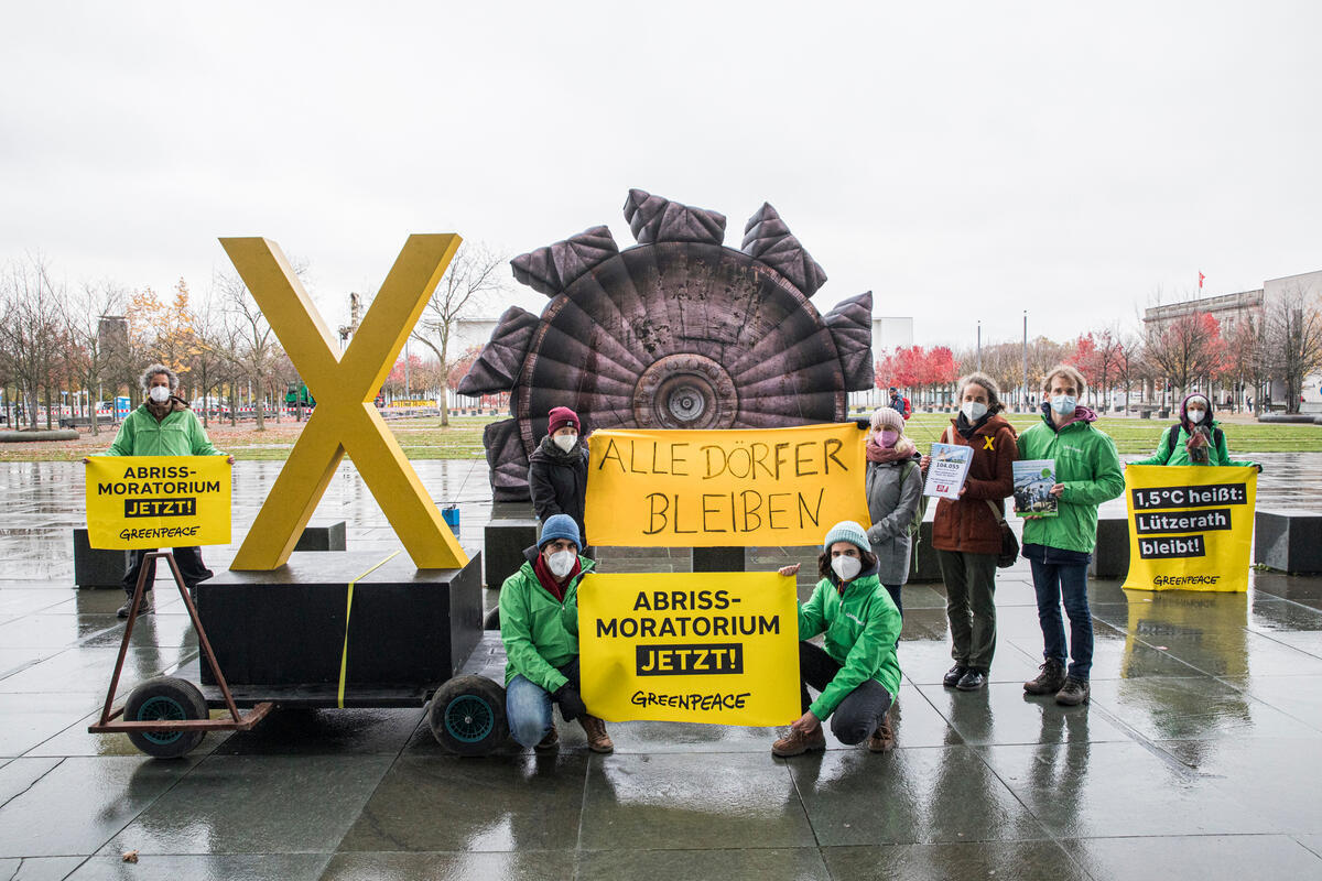 Greenpeace-Aktive demonstrieren heute mit <a href="/AlleDoerfer/">Alle Dörfer Bleiben</a> vor dem Bundestag. Die 2 Petitionen für ein Abriss-Moratorium #Luetzerath und den Erhalt der vom Braunkohletagebau bedrohten Dörfer wurden von den #Grünen angenommen.#SPD &amp; #FDP, kommen Sie bitte und nehmen Sie sie entgegen!
