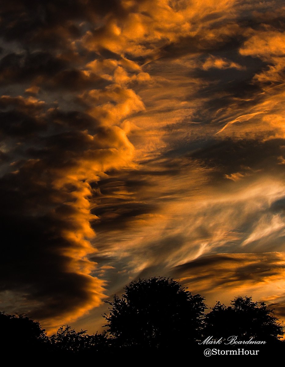 ThePhotoHour's tweet photo. Morning all. 
Drop your Red photos in this thread &amp; we'll get them all RT'd through the day!

Sunsets, autumn leaves, bikes, bricks...anything red goes ;) 
#ThePhotoHour #StormHour 
And support each other with Likes and RT's in the thread...build your community :) https://t.co/TPAE9k0DOj