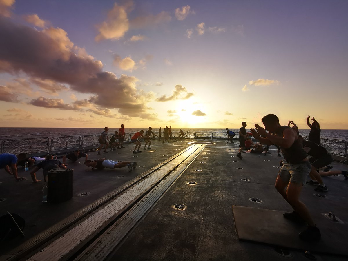 MarineNationale's tweet photo. [#MondayMotivation💪] Vous en connaissez beaucoup des salles de sport comme ça ?🏋 https://t.co/xHY6iwQQGP