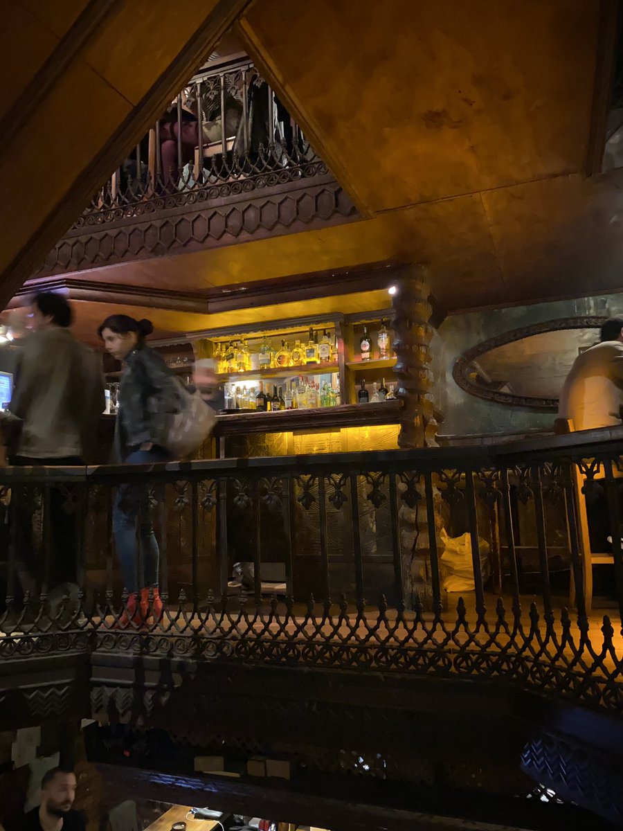 Kadıköy’ün Kargası.

Gerçek bir görsel ziyafetin içine girdiğin nefis, neogotik mekan🔥