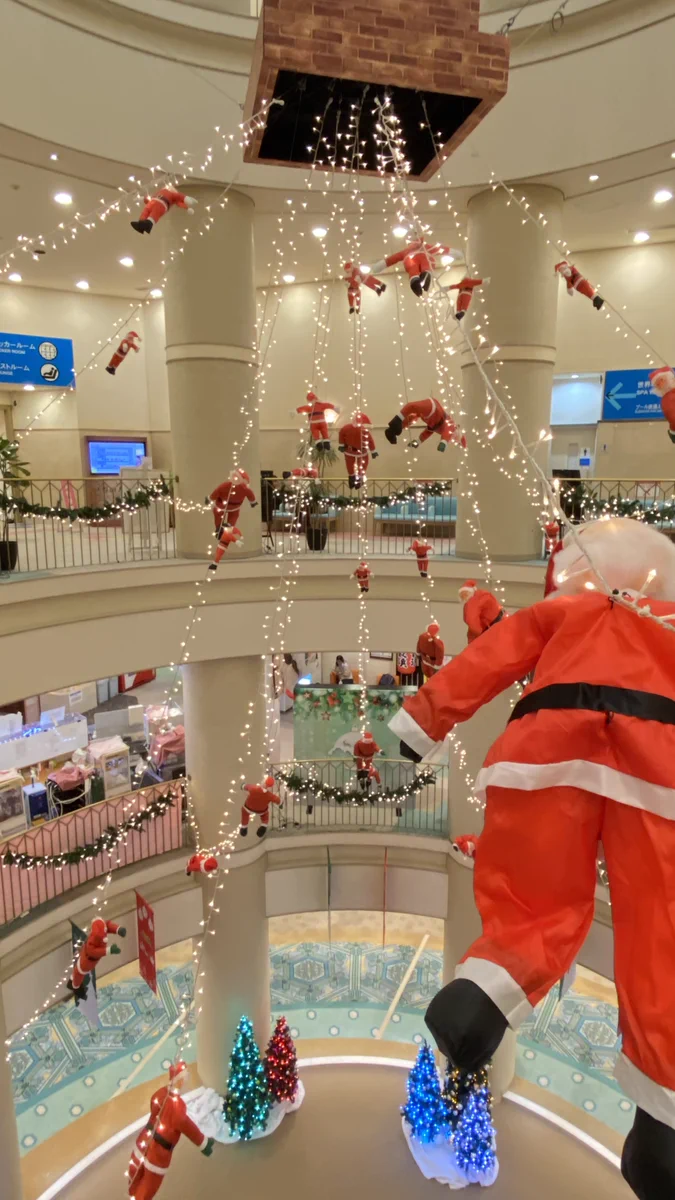 一体どんな罪を犯したというのか…吊るされている無数のサンタクロース…。