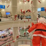 一体どんな罪を犯したというのか…吊るされている無数のサンタクロース…。