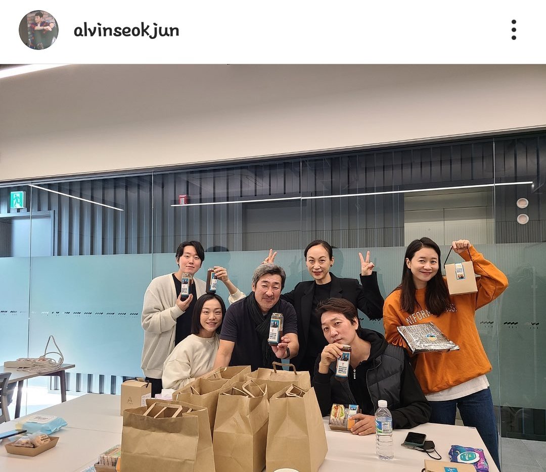 Seokjun_useless's tweet photo. 이석준은 지난 달 10월 29일 금요일, 오후 4시와 8시에 두 차례 진행된 낭독 공연 연극 <인형의 집>에 '한인국' 역할로 참여했다. https://t.co/6SUqNwj9O3