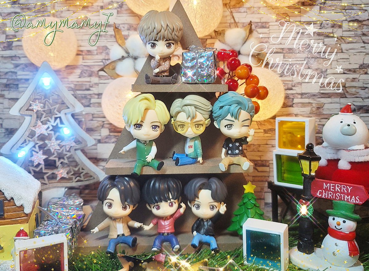 amymamy7's tweet photo. DAISOのMDFツリー型棚🎄(置物用)に
TinyTAN モニターフィギュアを並べたら、ピッタリサイズ😆
もたれるところがあるから転がらず、テープ無しでも収まりました😊
白くて丸いコットンライト💡は 3coinsで買ったお気に入りです🥰
#TINYTAN #BTS  #DYNAMITE #BTSJIN #YoursByJin #Monitorfigure @bts_twt https://t.co/sHX8tZirGj