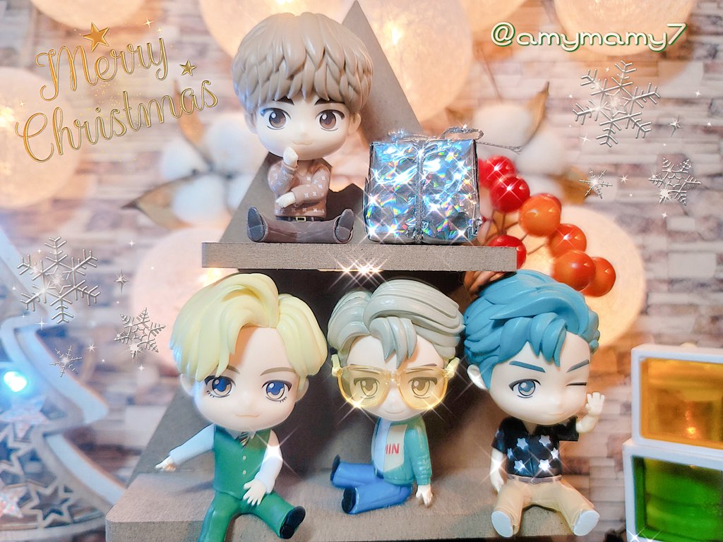 amymamy7's tweet photo. DAISOのMDFツリー型棚🎄(置物用)に
TinyTAN モニターフィギュアを並べたら、ピッタリサイズ😆
もたれるところがあるから転がらず、テープ無しでも収まりました😊
白くて丸いコットンライト💡は 3coinsで買ったお気に入りです🥰
#TINYTAN #BTS  #DYNAMITE #BTSJIN #YoursByJin #Monitorfigure @bts_twt https://t.co/sHX8tZirGj