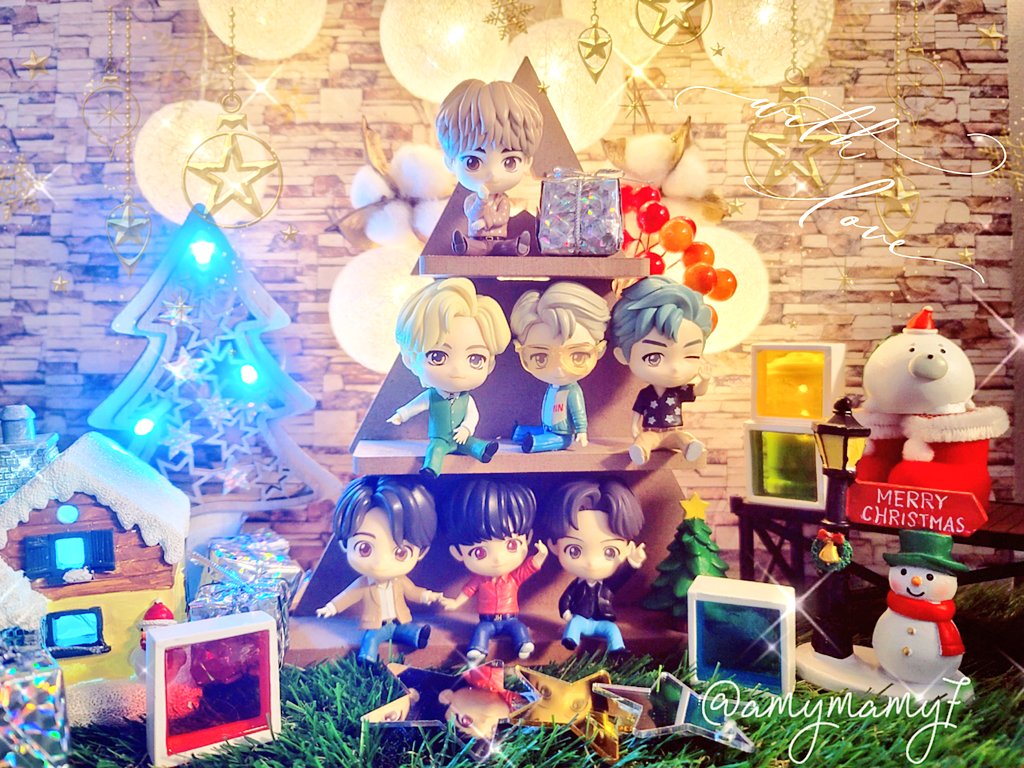 amymamy7's tweet photo. DAISOのMDFツリー型棚🎄(置物用)に
TinyTAN モニターフィギュアを並べたら、ピッタリサイズ😆
もたれるところがあるから転がらず、テープ無しでも収まりました😊
白くて丸いコットンライト💡は 3coinsで買ったお気に入りです🥰
#TINYTAN #BTS  #DYNAMITE #BTSJIN #YoursByJin #Monitorfigure @bts_twt https://t.co/sHX8tZirGj