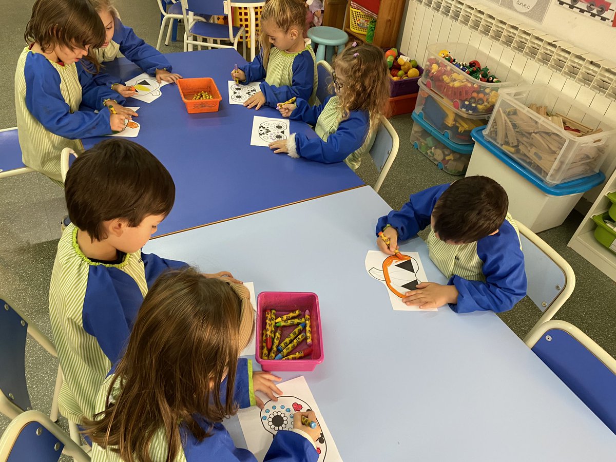 GeorginaMDC's tweet photo. P4A: we color a halloween masks!!!!! 🎃👻☠️@escolamdcprat https://t.co/9NaR9syVZG