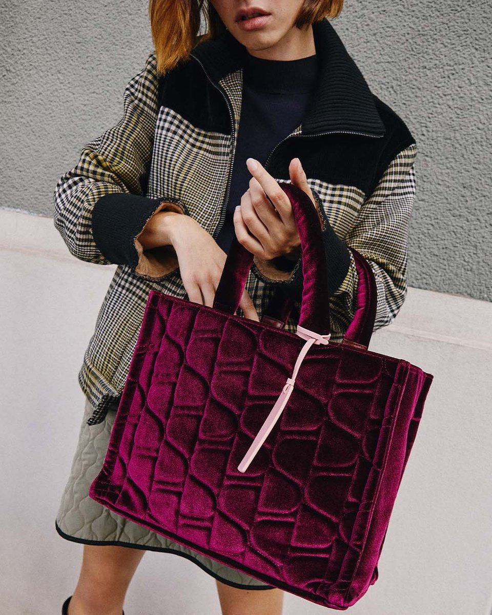 Coccinelle1978's tweet photo. Practicality meets coolness: add a soft touch to your Winter wardrobe

#Coccinelle #Winter21 #Shesarainbow #NeverWithout #NeverWithoutBag #Quilted https://t.co/GceBZxd7T4