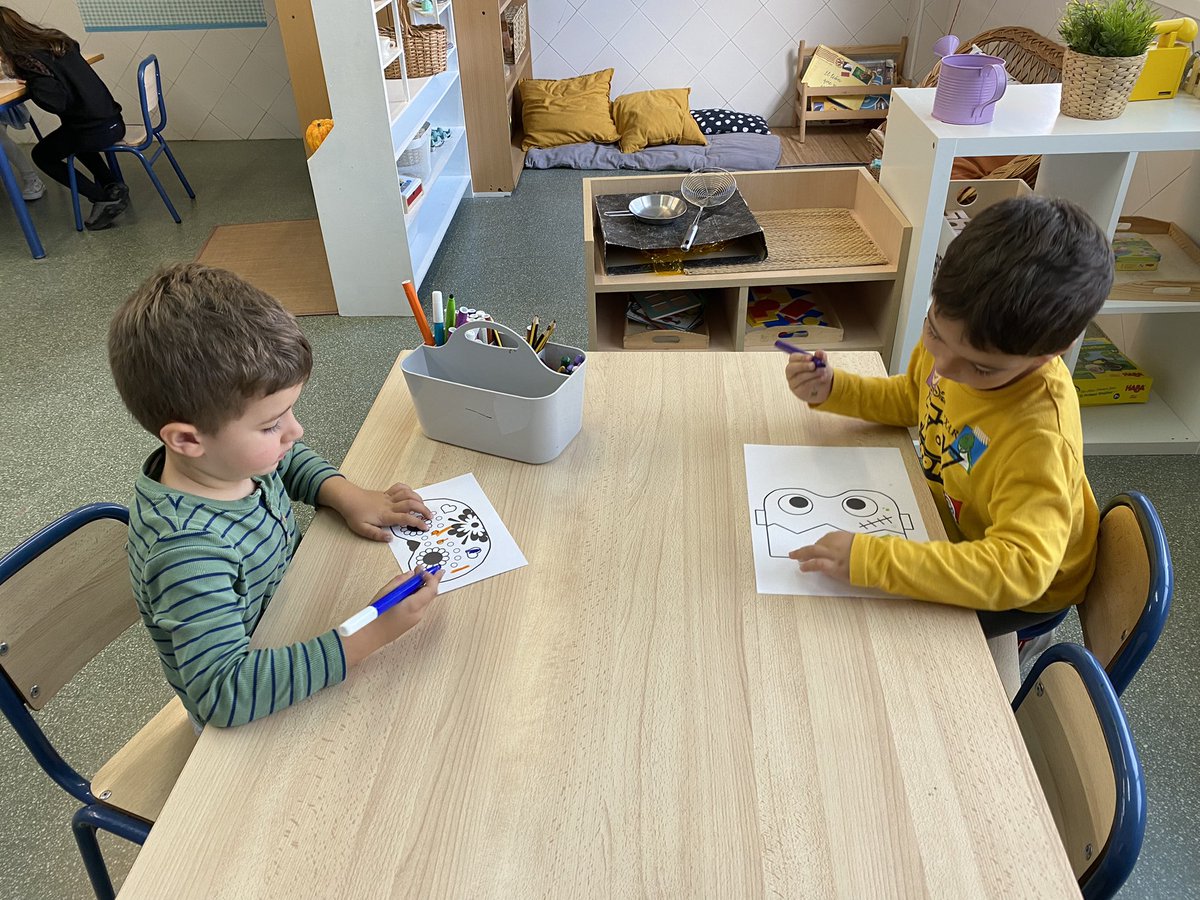GeorginaMDC's tweet photo. P4B: we color a halloween masks!!!!! 🎃👻☠️@escolamdcprat https://t.co/69q23JelBF