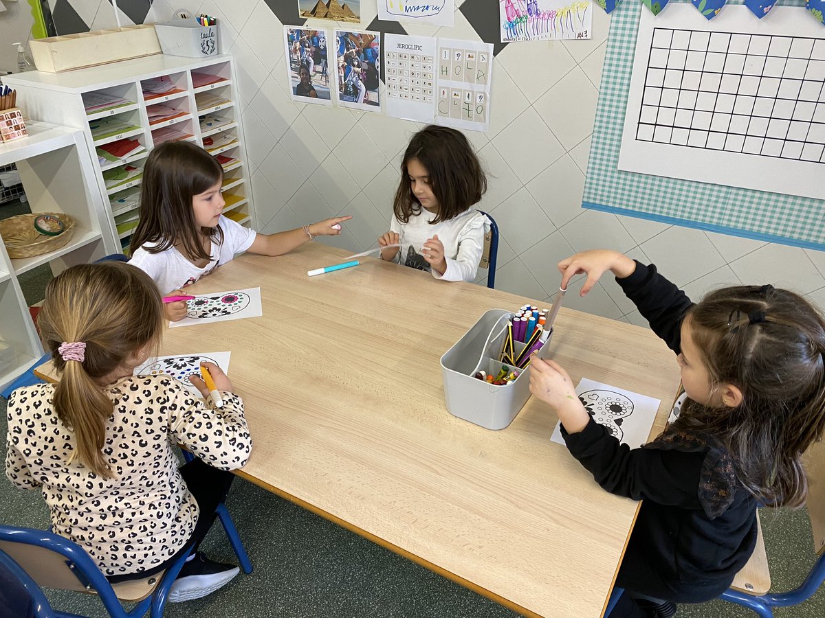 GeorginaMDC's tweet photo. P4B: we color a halloween masks!!!!! 🎃👻☠️@escolamdcprat https://t.co/69q23JelBF