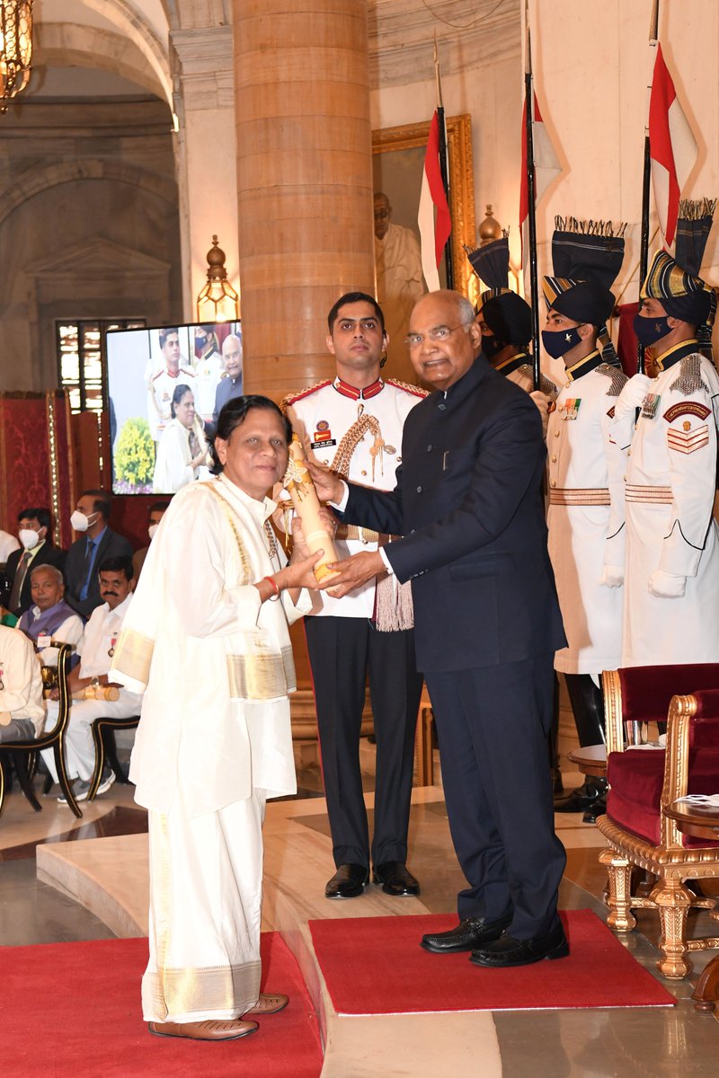 rashtrapatibhvn's tweet photo. President Kovind presents Padma Shri to Shri Sheik Mahaboob Subhani. He is a Nadhaswaram Vidwan and has performed Nadhaswaram concerts across the world. https://t.co/PdX0kIR0P1